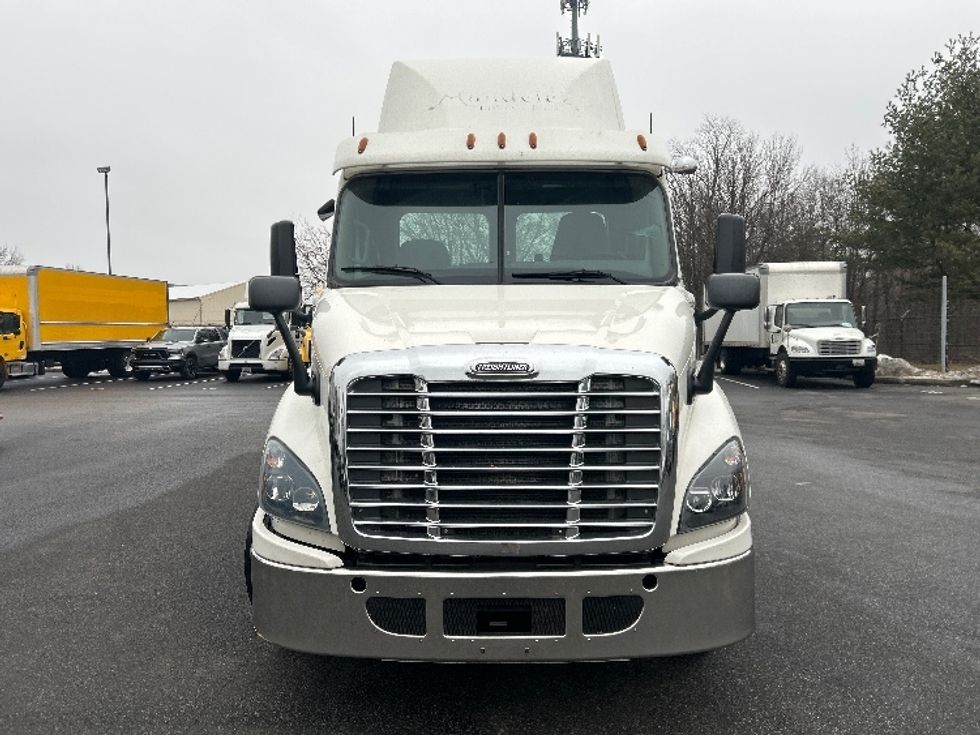 Day Cab Tractor-Heavy Duty Tractors-Freightliner-2017-Cascadia 11342ST-Belcamp-MD-409,598\n\t\tmiles-$ 22,000 - Image 2