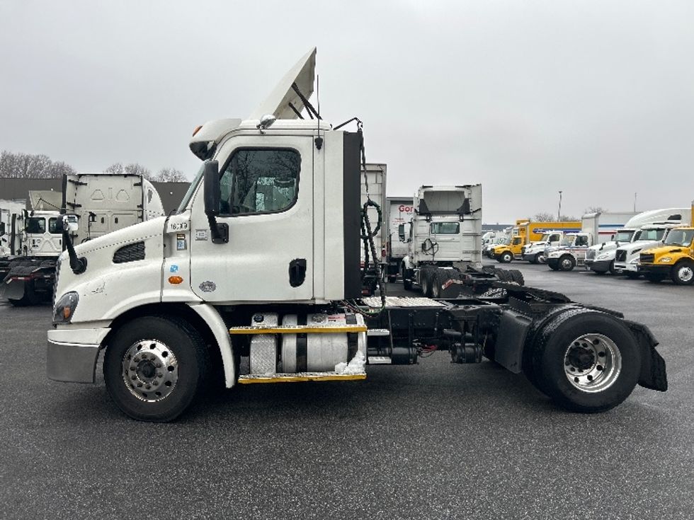 Day Cab Tractor-Heavy Duty Tractors-Freightliner-2017-Cascadia 11342ST-Belcamp-MD-409,598\n\t\tmiles-$ 22,000 - Image 4