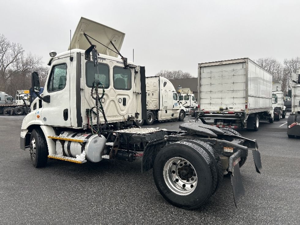 Day Cab Tractor-Heavy Duty Tractors-Freightliner-2017-Cascadia 11342ST-Belcamp-MD-409,598\n\t\tmiles-$ 22,000 - Image 5