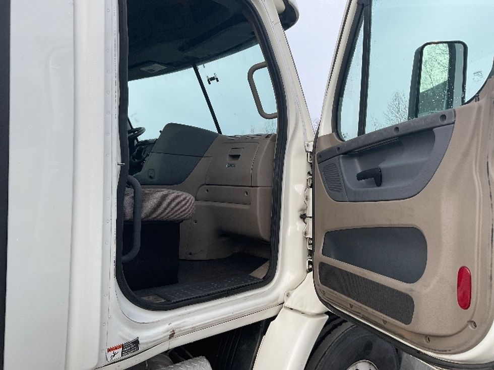 Day Cab Tractor-Heavy Duty Tractors-Freightliner-2017-Cascadia 11342ST-Binghamton-NY-547,137\n\t\tmiles-$ 18,500 - Image 12