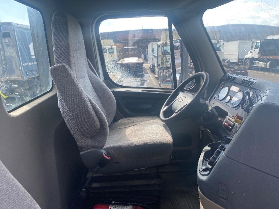 Day Cab Tractor-Heavy Duty Tractors-Freightliner-2017-Cascadia 11342ST-Binghamton-NY-547,137\n\t\tmiles-$ 18,500 - Image 14