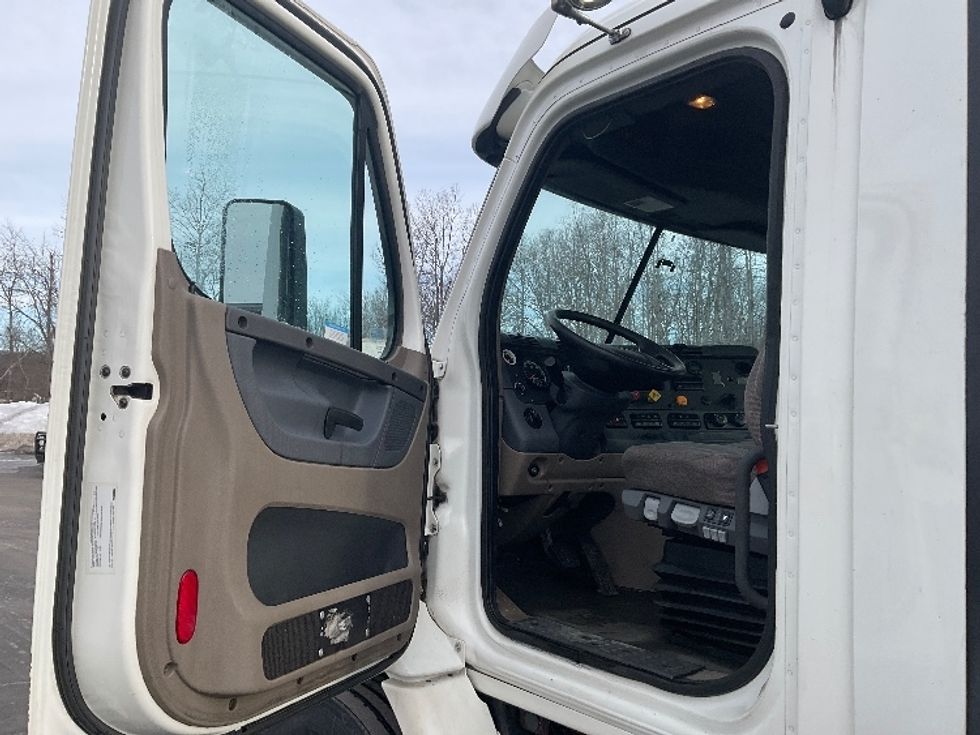 Day Cab Tractor-Heavy Duty Tractors-Freightliner-2017-Cascadia 11342ST-Binghamton-NY-547,137\n\t\tmiles-$ 18,500 - Image 9