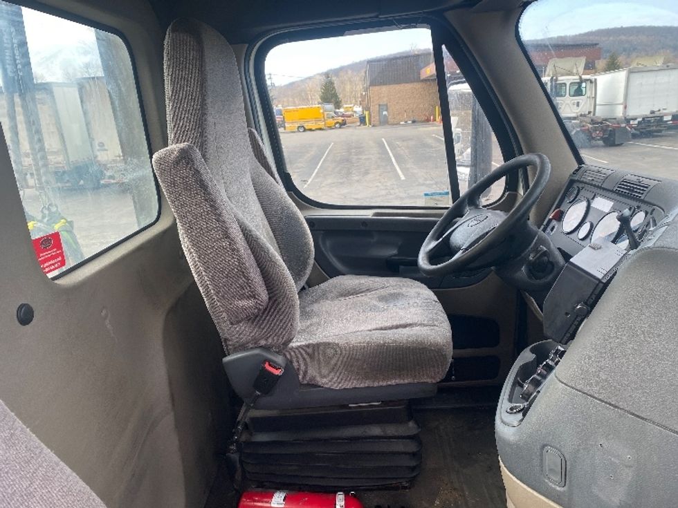 Day Cab Tractor-Heavy Duty Tractors-Freightliner-2017-Cascadia 11342ST-Binghamton-NY-568,398\n\t\tmiles-$ 18,000 - Image 14