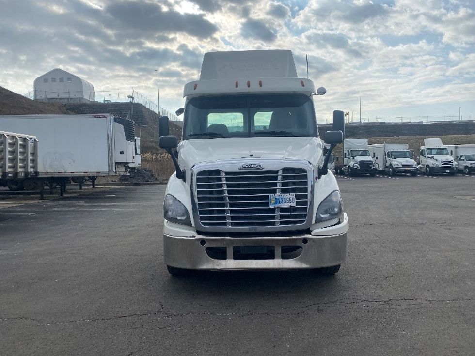 Day Cab Tractor-Heavy Duty Tractors-Freightliner-2017-Cascadia 11342ST-Binghamton-NY-568,398\n\t\tmiles-$ 18,000 - Image 2
