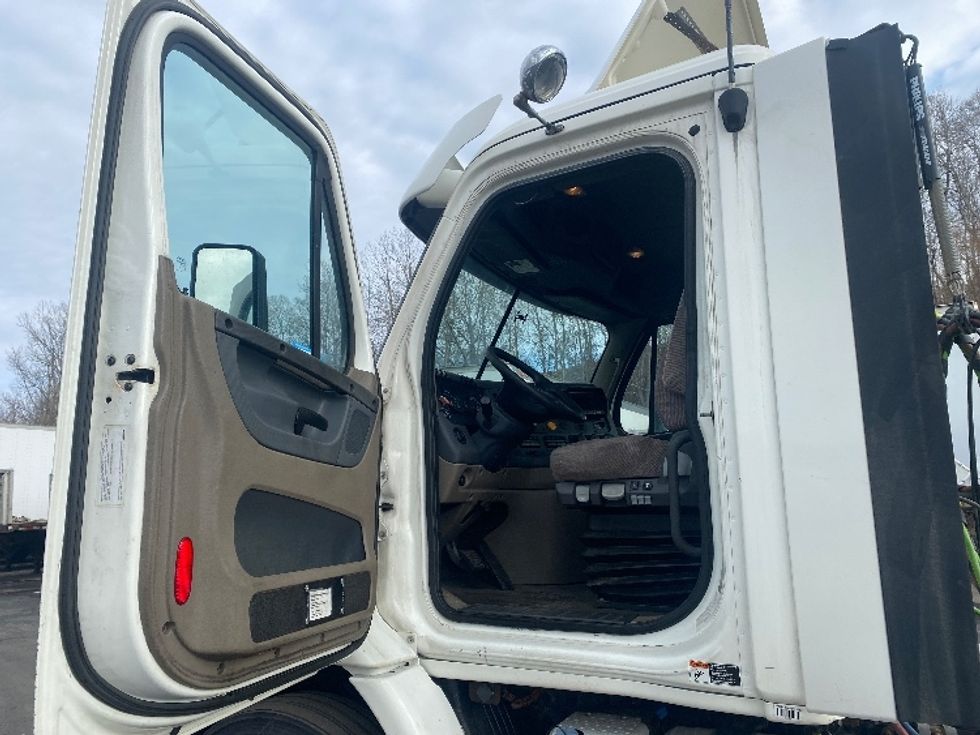 Day Cab Tractor-Heavy Duty Tractors-Freightliner-2017-Cascadia 11342ST-Binghamton-NY-568,398\n\t\tmiles-$ 18,000 - Image 9