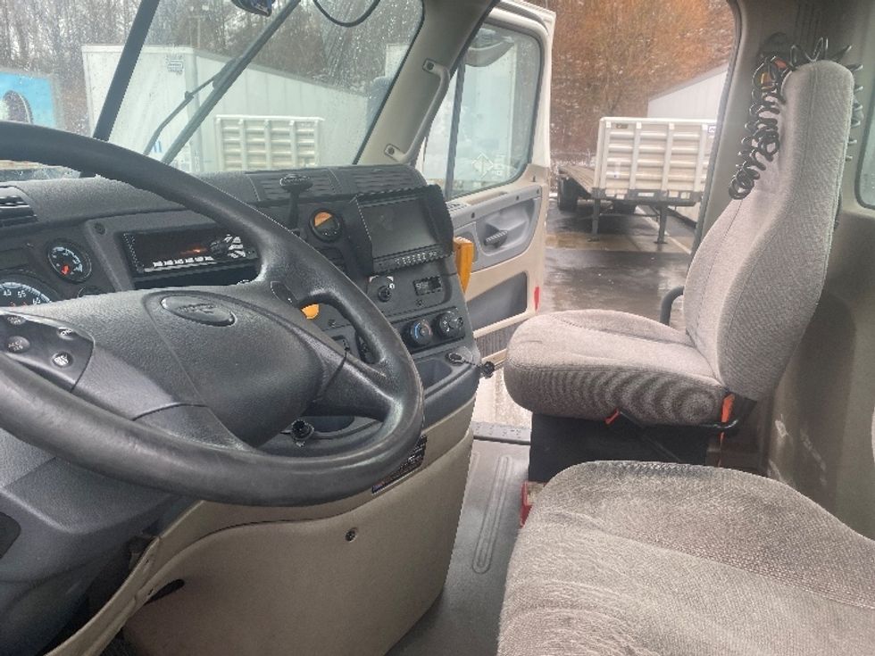 Day Cab Tractor-Heavy Duty Tractors-Freightliner-2017-Cascadia 11342ST-Binghamton-NY-576,601\n\t\tmiles-$ 17,750 - Image 10