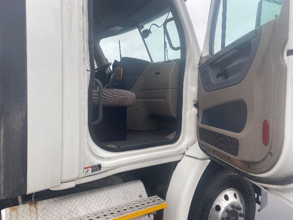 Day Cab Tractor-Heavy Duty Tractors-Freightliner-2017-Cascadia 11342ST-Binghamton-NY-576,601\n\t\tmiles-$ 17,750 - Image 12