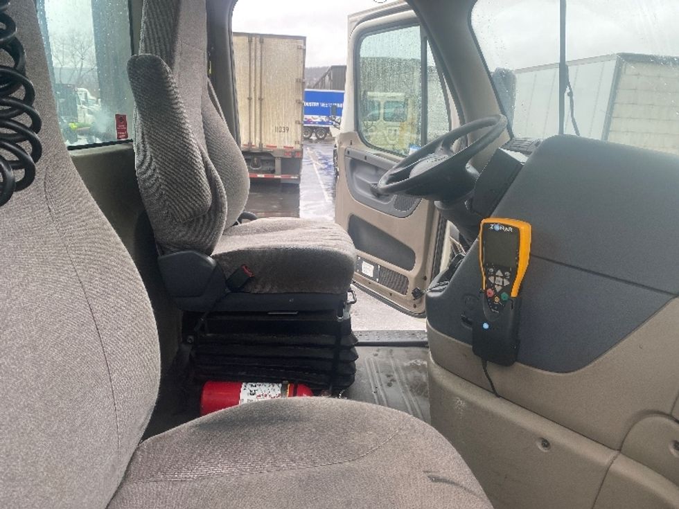 Day Cab Tractor-Heavy Duty Tractors-Freightliner-2017-Cascadia 11342ST-Binghamton-NY-576,601\n\t\tmiles-$ 17,750 - Image 14