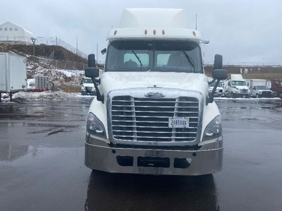 Day Cab Tractor-Heavy Duty Tractors-Freightliner-2017-Cascadia 11342ST-Binghamton-NY-576,601\n\t\tmiles-$ 17,750 - Image 2