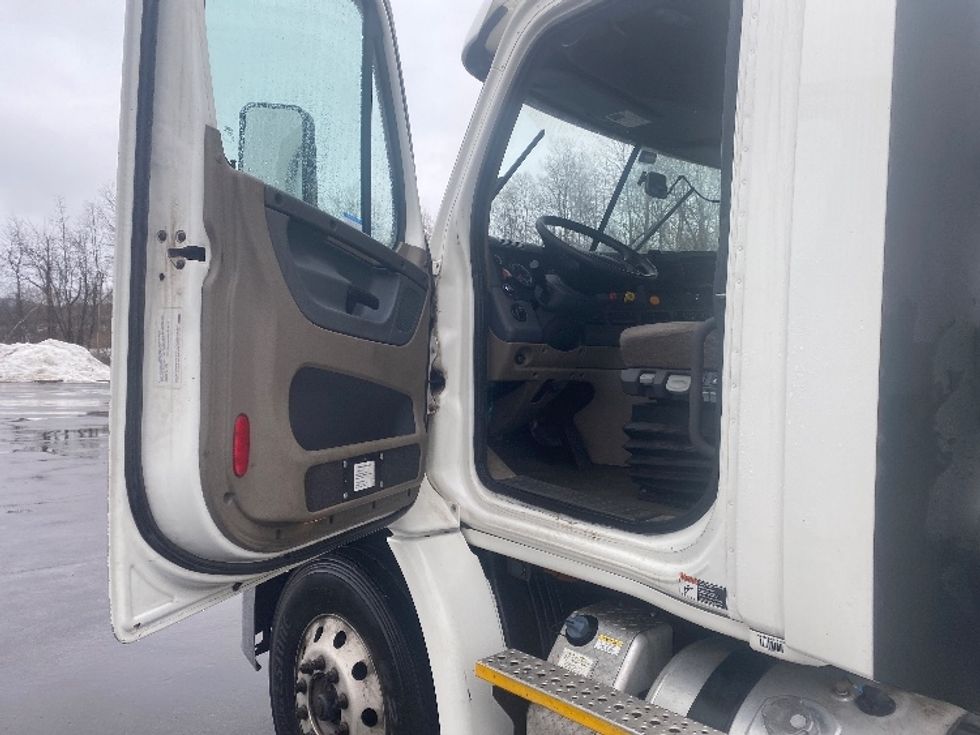 Day Cab Tractor-Heavy Duty Tractors-Freightliner-2017-Cascadia 11342ST-Binghamton-NY-576,601\n\t\tmiles-$ 17,750 - Image 9