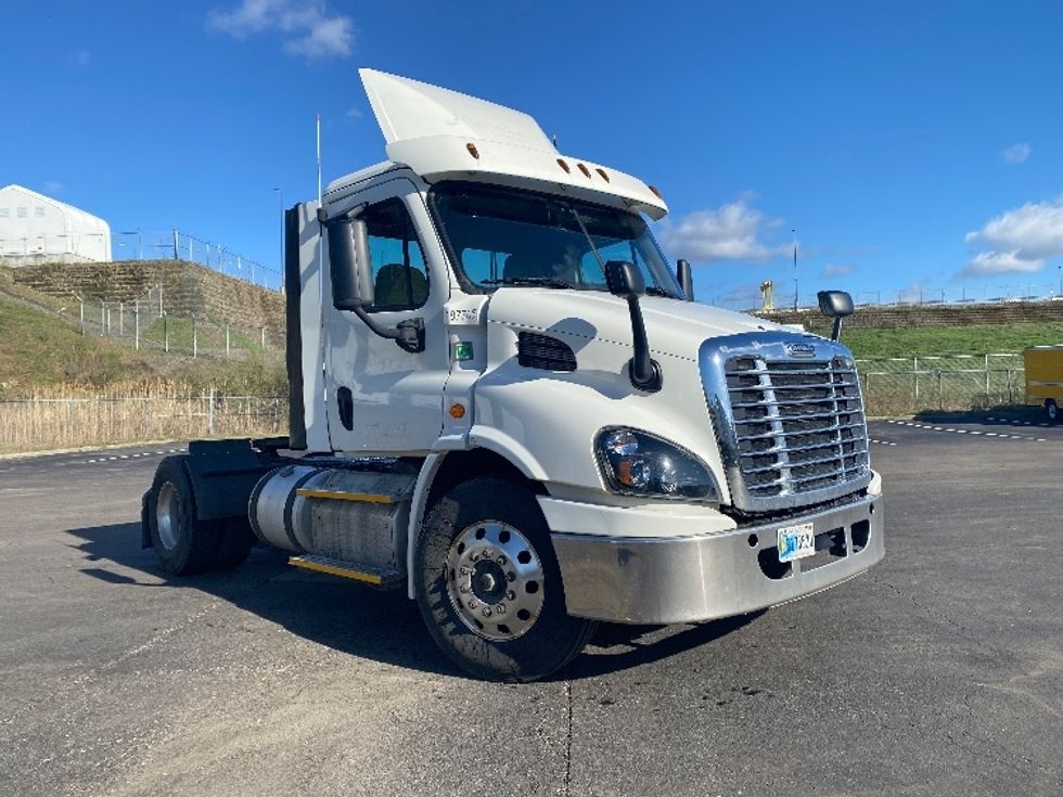 Day Cab Tractor-Heavy Duty Tractors-Freightliner-2017-Cascadia 11342ST-Binghamton-NY-584,264\n\t\tmiles-$ 21,750 - Image 1