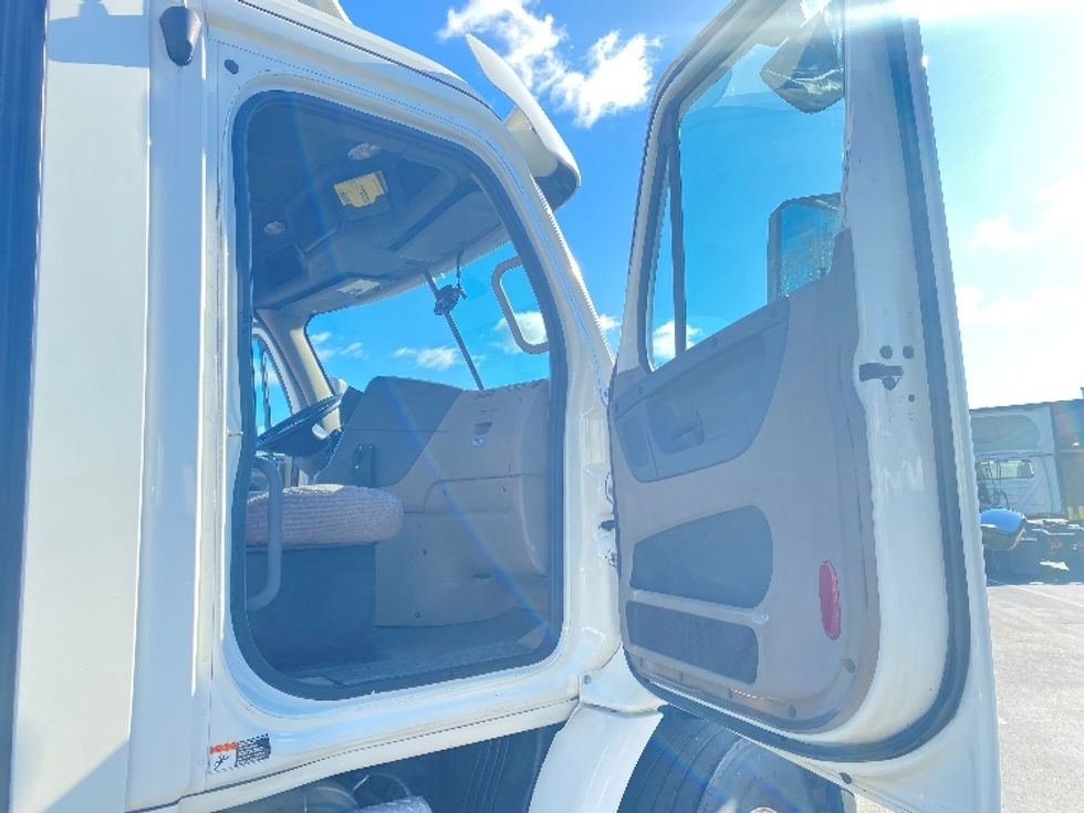 Day Cab Tractor-Heavy Duty Tractors-Freightliner-2017-Cascadia 11342ST-Binghamton-NY-584,264\n\t\tmiles-$ 21,750 - Image 12