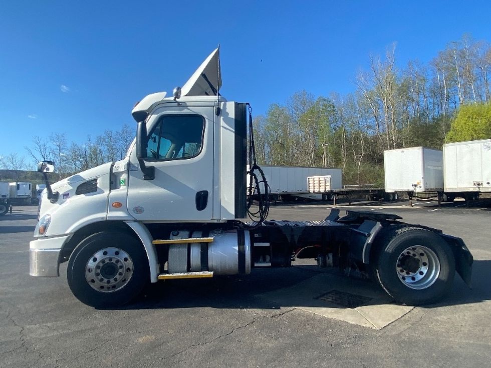 Day Cab Tractor-Heavy Duty Tractors-Freightliner-2017-Cascadia 11342ST-Binghamton-NY-584,264\n\t\tmiles-$ 21,750 - Image 4