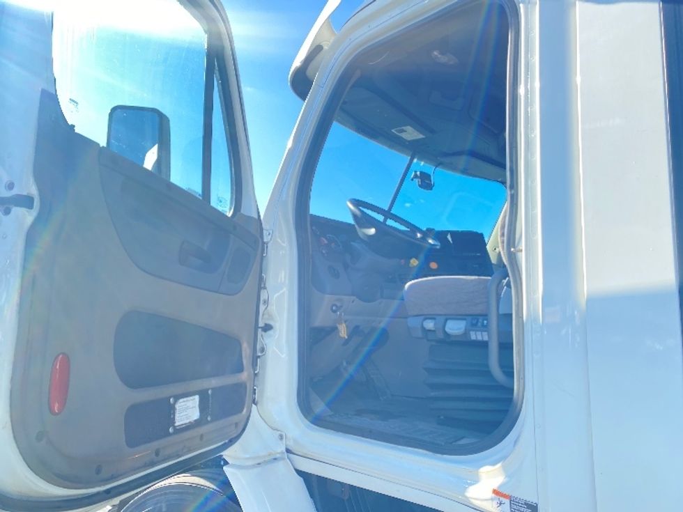 Day Cab Tractor-Heavy Duty Tractors-Freightliner-2017-Cascadia 11342ST-Binghamton-NY-584,264\n\t\tmiles-$ 21,750 - Image 9