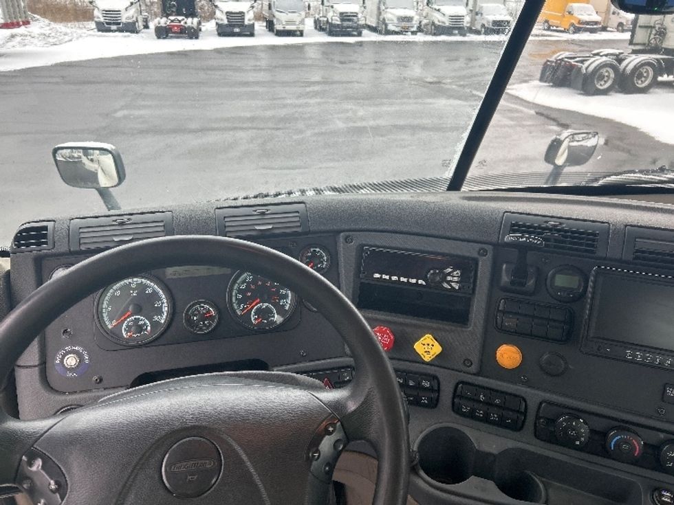 Day Cab Tractor-Heavy Duty Tractors-Freightliner-2017-Cascadia 11342ST-Binghamton-NY-586,183\n\t\tmiles-$ 17,500 - Image 11