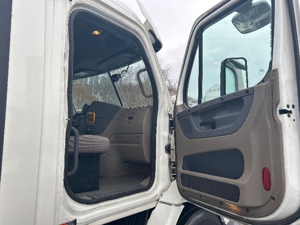 Day Cab Tractor-Heavy Duty Tractors-Freightliner-2017-Cascadia 11342ST-Binghamton-NY-586,183\n\t\tmiles-$ 17,500 - Image 12