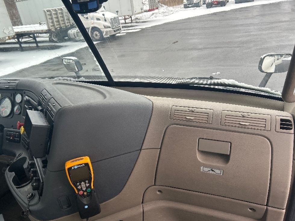Day Cab Tractor-Heavy Duty Tractors-Freightliner-2017-Cascadia 11342ST-Binghamton-NY-586,183\n\t\tmiles-$ 17,500 - Image 13
