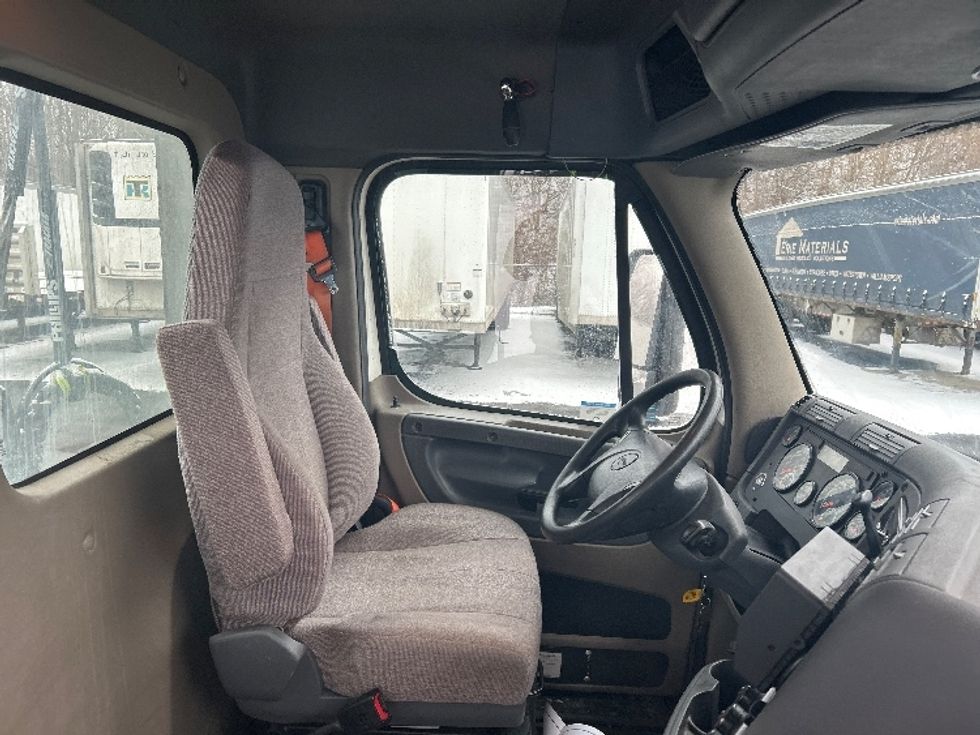 Day Cab Tractor-Heavy Duty Tractors-Freightliner-2017-Cascadia 11342ST-Binghamton-NY-586,183\n\t\tmiles-$ 17,500 - Image 14