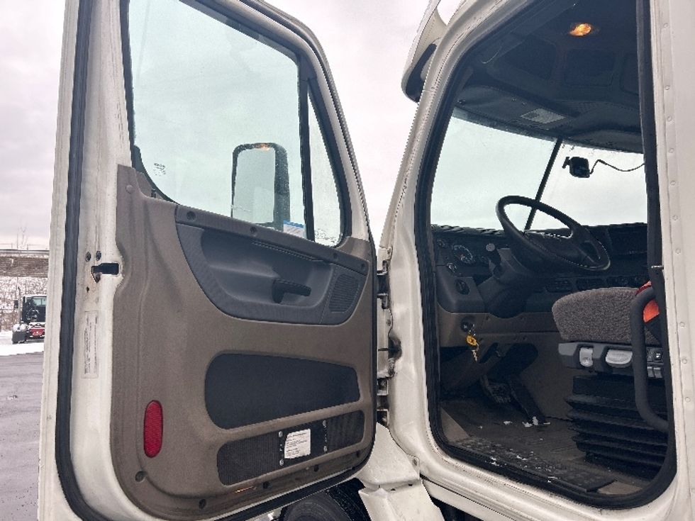 Day Cab Tractor-Heavy Duty Tractors-Freightliner-2017-Cascadia 11342ST-Binghamton-NY-586,183\n\t\tmiles-$ 17,500 - Image 9