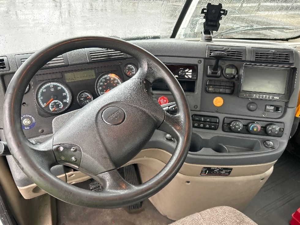 Day Cab Tractor-Heavy Duty Tractors-Freightliner-2017-Cascadia 11342ST-Binghamton-NY-615,418\n\t\tmiles-$ 16,750 - Image 11