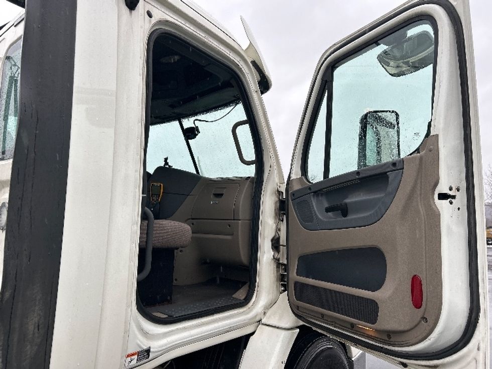 Day Cab Tractor-Heavy Duty Tractors-Freightliner-2017-Cascadia 11342ST-Binghamton-NY-615,418\n\t\tmiles-$ 16,750 - Image 12