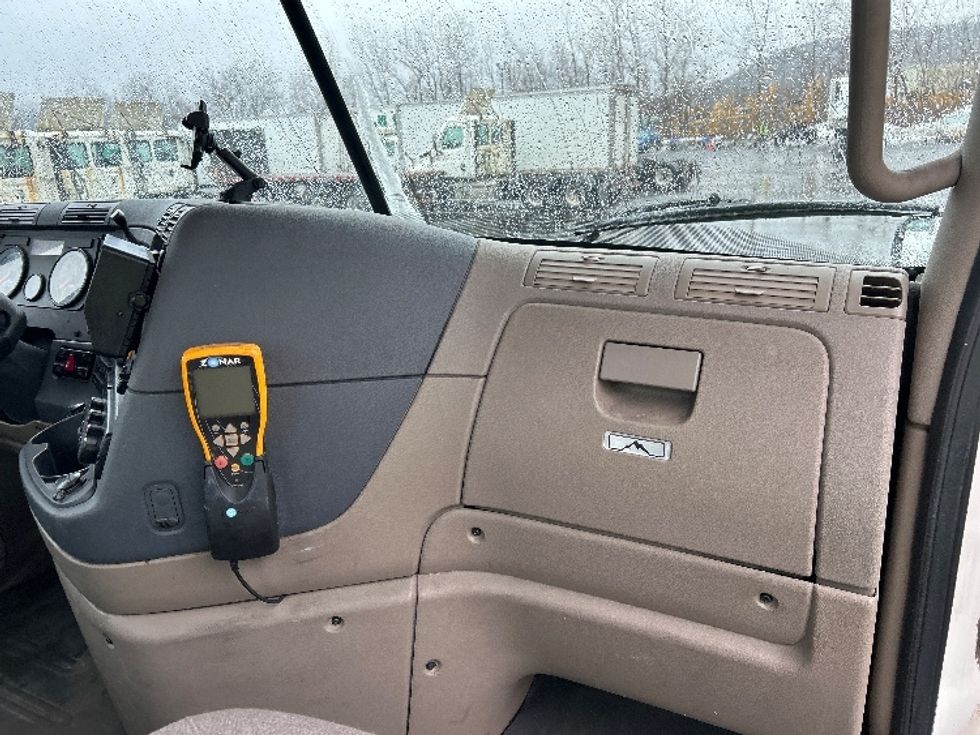 Day Cab Tractor-Heavy Duty Tractors-Freightliner-2017-Cascadia 11342ST-Binghamton-NY-615,418\n\t\tmiles-$ 16,750 - Image 13