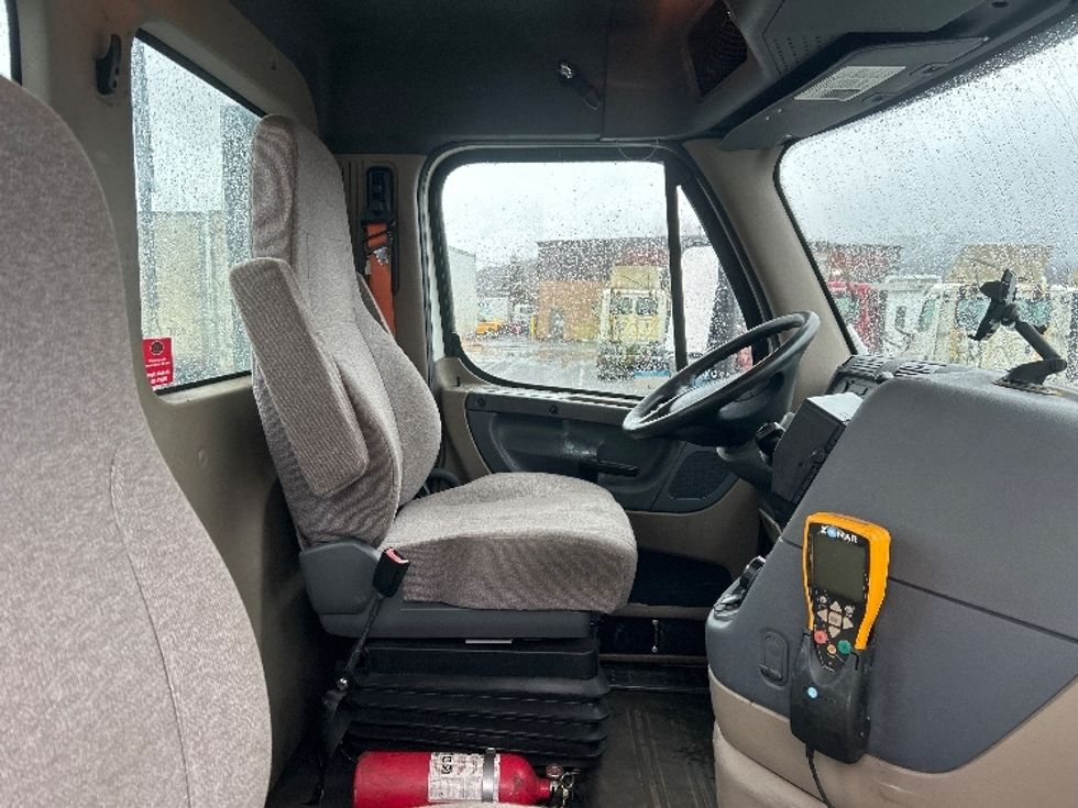 Day Cab Tractor-Heavy Duty Tractors-Freightliner-2017-Cascadia 11342ST-Binghamton-NY-615,418\n\t\tmiles-$ 16,750 - Image 14