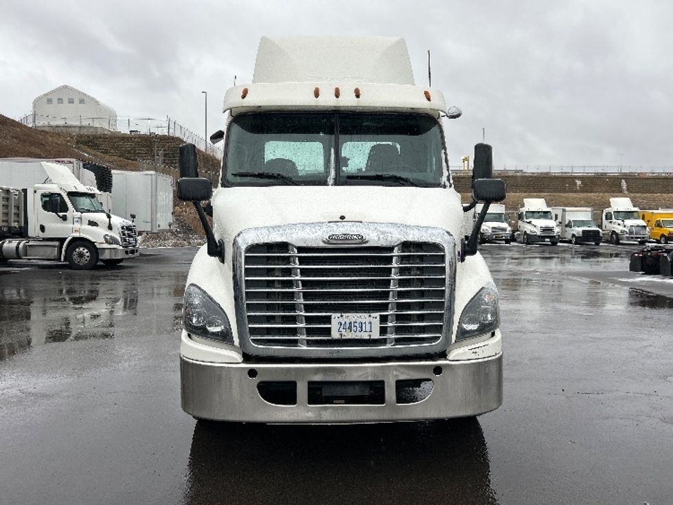 Day Cab Tractor-Heavy Duty Tractors-Freightliner-2017-Cascadia 11342ST-Binghamton-NY-615,418\n\t\tmiles-$ 16,750 - Image 2