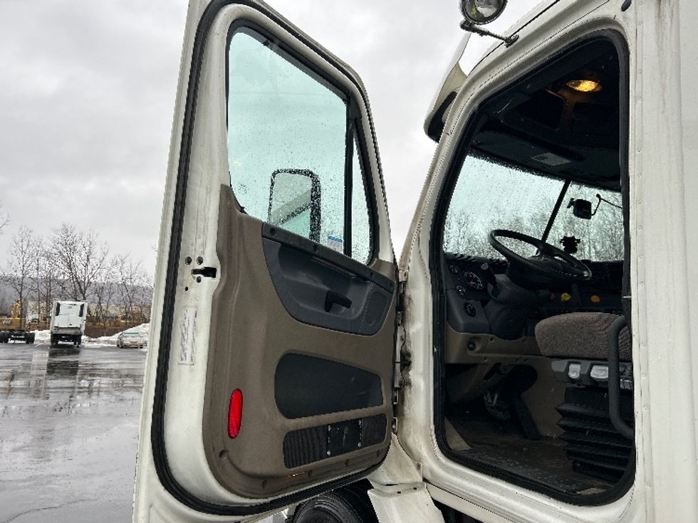 Day Cab Tractor-Heavy Duty Tractors-Freightliner-2017-Cascadia 11342ST-Binghamton-NY-615,418\n\t\tmiles-$ 16,750 - Image 9