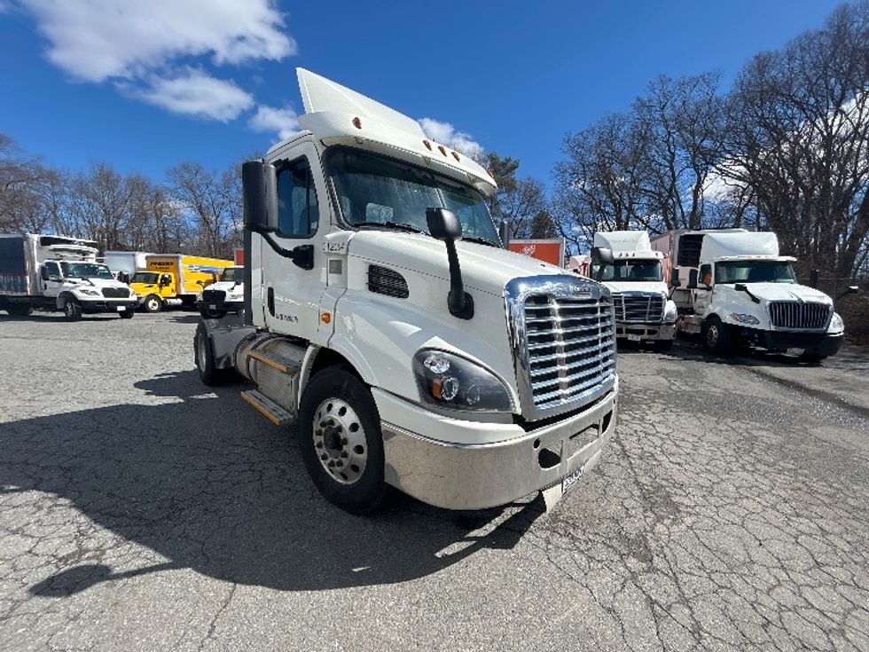 Day Cab Tractor-Heavy Duty Tractors-Freightliner-2017-Cascadia 11342ST-Braintree-MA-384,726\n\t\tmiles-$ 22,250 - Image 1