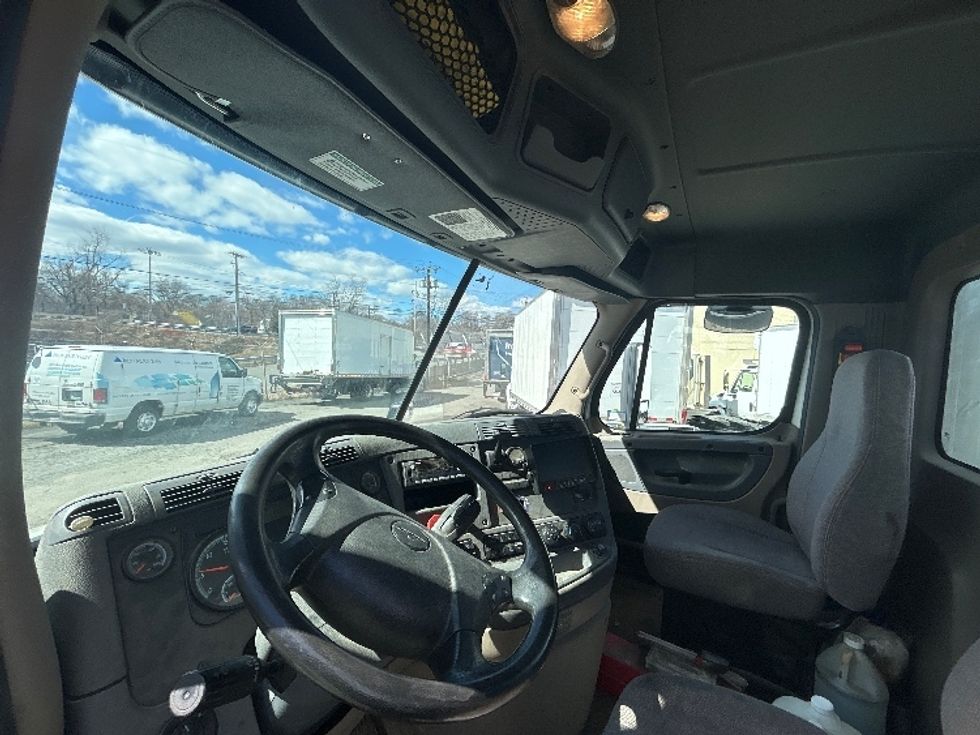 Day Cab Tractor-Heavy Duty Tractors-Freightliner-2017-Cascadia 11342ST-Braintree-MA-384,726\n\t\tmiles-$ 22,250 - Image 10