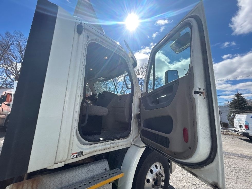 Day Cab Tractor-Heavy Duty Tractors-Freightliner-2017-Cascadia 11342ST-Braintree-MA-384,726\n\t\tmiles-$ 22,250 - Image 12