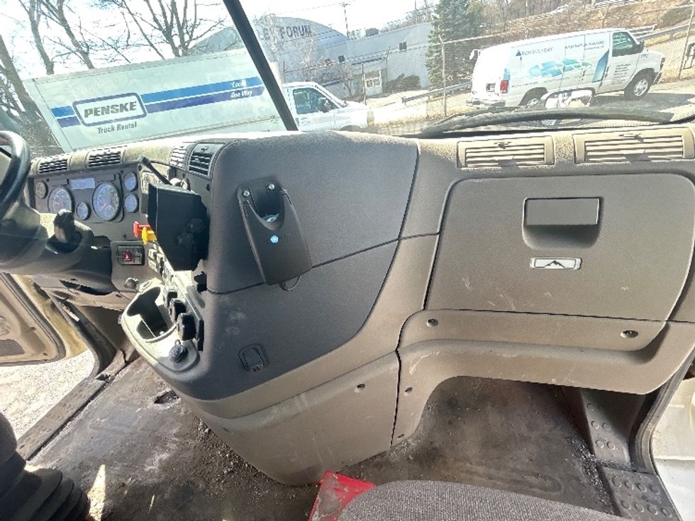 Day Cab Tractor-Heavy Duty Tractors-Freightliner-2017-Cascadia 11342ST-Braintree-MA-384,726\n\t\tmiles-$ 22,250 - Image 13