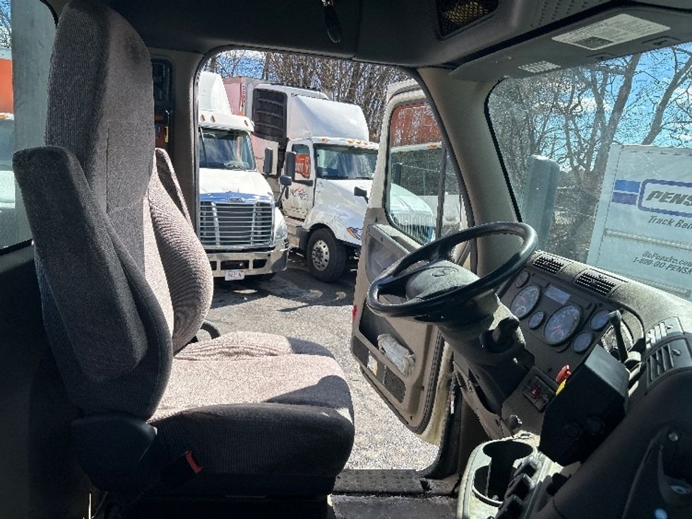 Day Cab Tractor-Heavy Duty Tractors-Freightliner-2017-Cascadia 11342ST-Braintree-MA-384,726\n\t\tmiles-$ 22,250 - Image 14