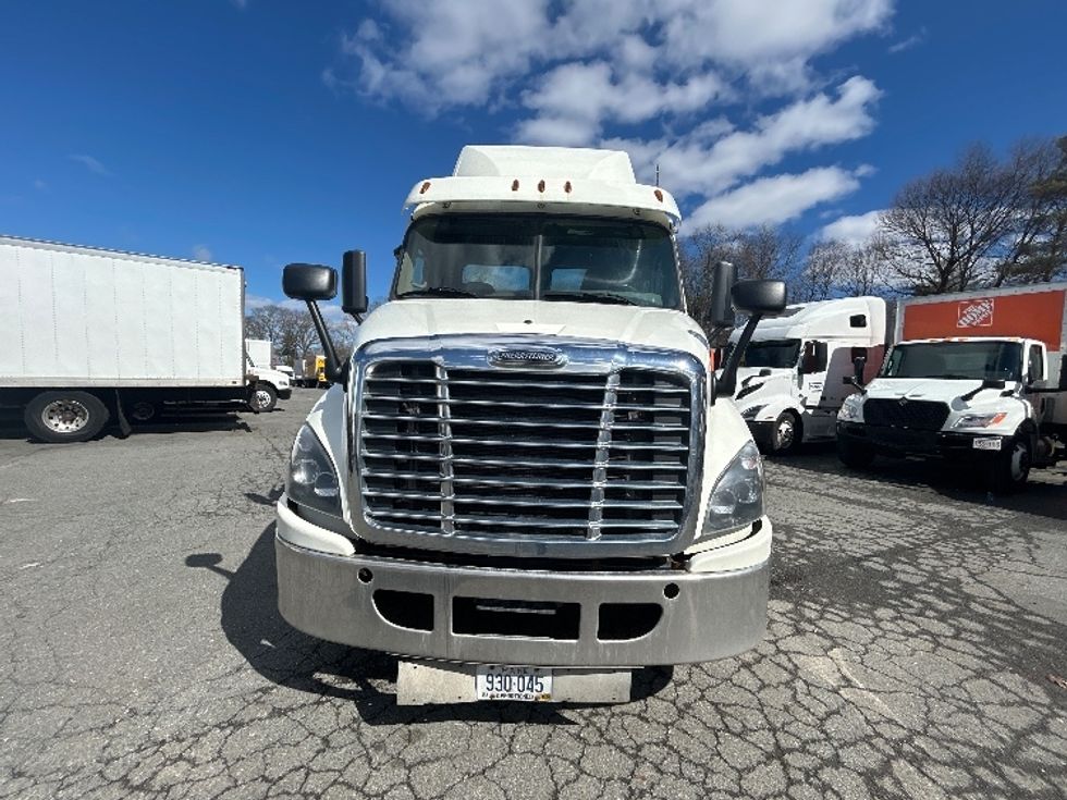 Day Cab Tractor-Heavy Duty Tractors-Freightliner-2017-Cascadia 11342ST-Braintree-MA-384,726\n\t\tmiles-$ 22,250 - Image 2