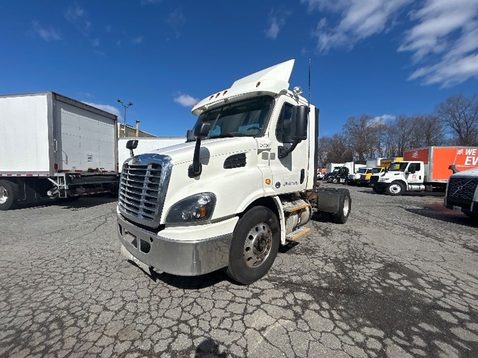 Day Cab Tractor-Heavy Duty Tractors-Freightliner-2017-Cascadia 11342ST-Braintree-MA-384,726\n\t\tmiles-$ 22,250 - Image 3