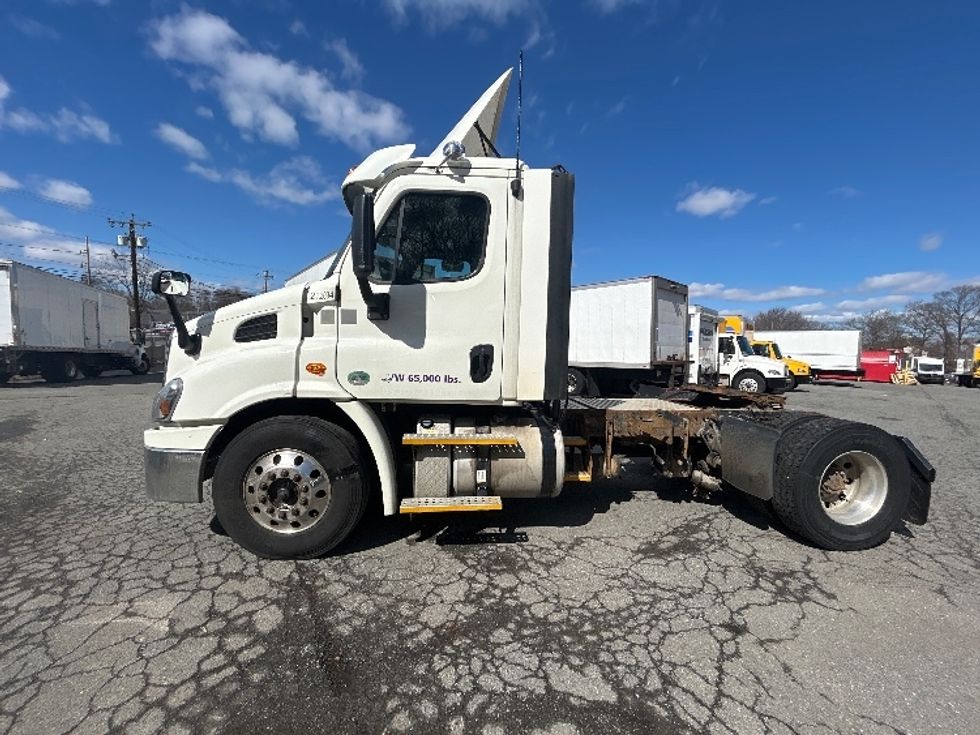 Day Cab Tractor-Heavy Duty Tractors-Freightliner-2017-Cascadia 11342ST-Braintree-MA-384,726\n\t\tmiles-$ 22,250 - Image 4