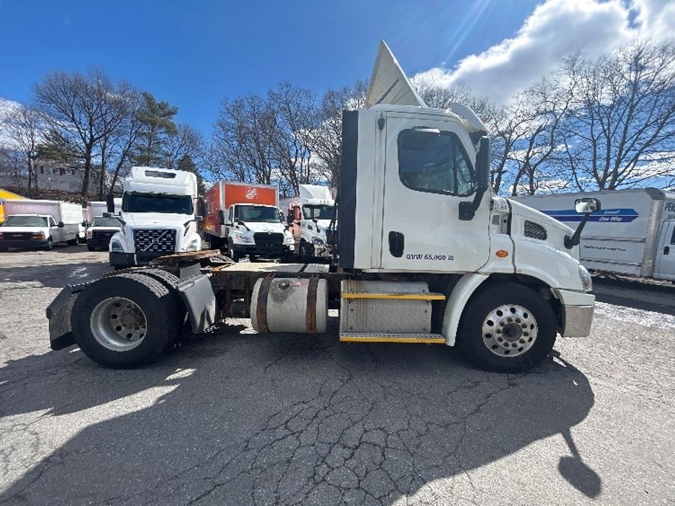 Day Cab Tractor-Heavy Duty Tractors-Freightliner-2017-Cascadia 11342ST-Braintree-MA-384,726\n\t\tmiles-$ 22,250 - Image 8