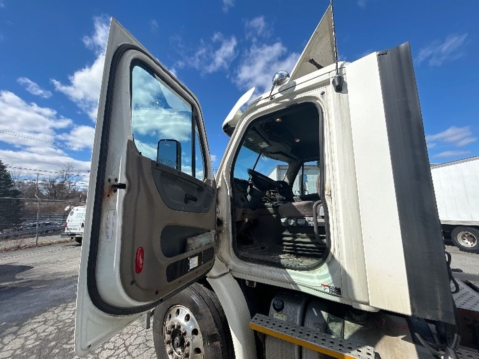 Day Cab Tractor-Heavy Duty Tractors-Freightliner-2017-Cascadia 11342ST-Braintree-MA-384,726\n\t\tmiles-$ 22,250 - Image 9