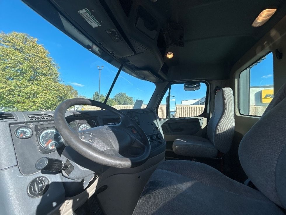 Day Cab Tractor-Heavy Duty Tractors-Freightliner-2017-Cascadia 11342ST-Brooklyn Park-MN-361,506\n\t\tmiles-$ 25,500 - Image 10