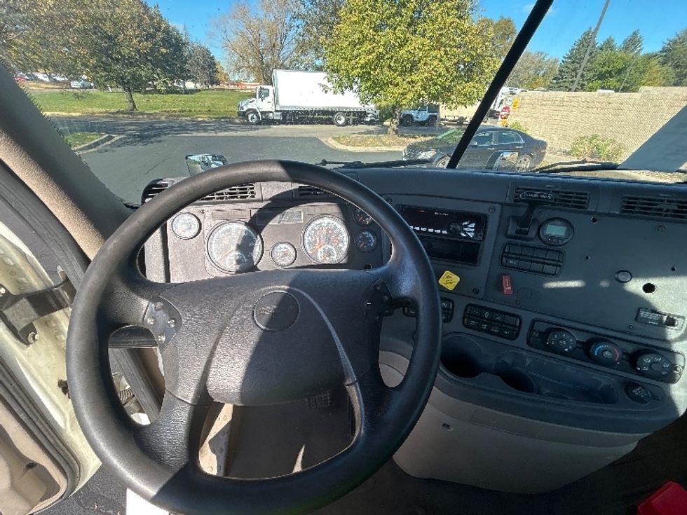 Day Cab Tractor-Heavy Duty Tractors-Freightliner-2017-Cascadia 11342ST-Brooklyn Park-MN-361,506\n\t\tmiles-$ 25,500 - Image 11