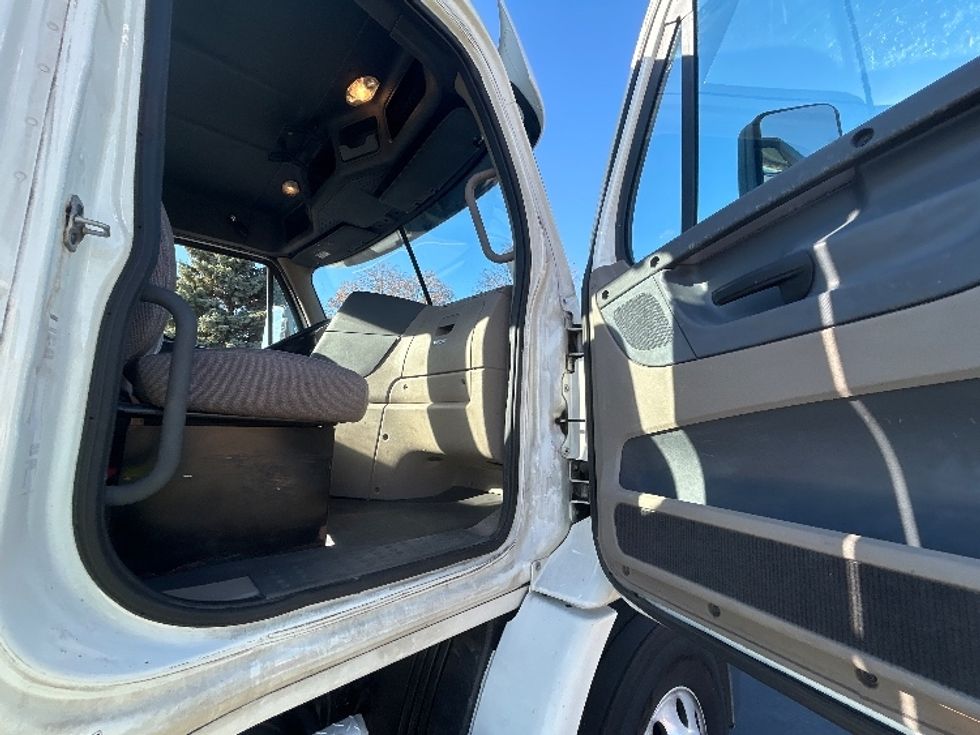 Day Cab Tractor-Heavy Duty Tractors-Freightliner-2017-Cascadia 11342ST-Brooklyn Park-MN-361,506\n\t\tmiles-$ 25,500 - Image 12