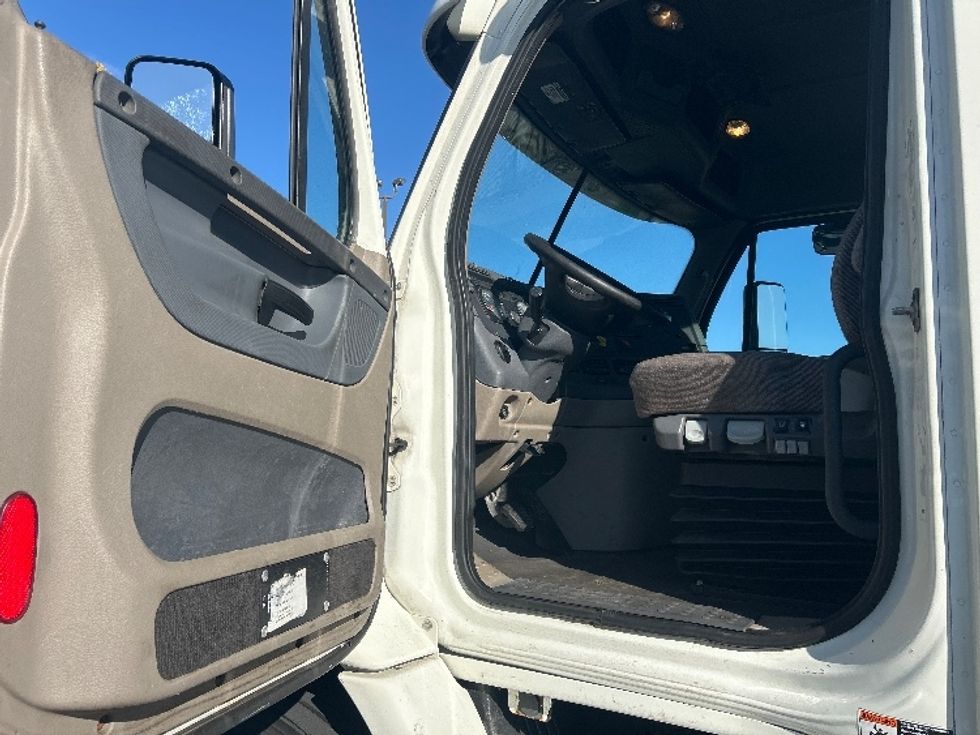 Day Cab Tractor-Heavy Duty Tractors-Freightliner-2017-Cascadia 11342ST-Brooklyn Park-MN-361,506\n\t\tmiles-$ 25,500 - Image 9