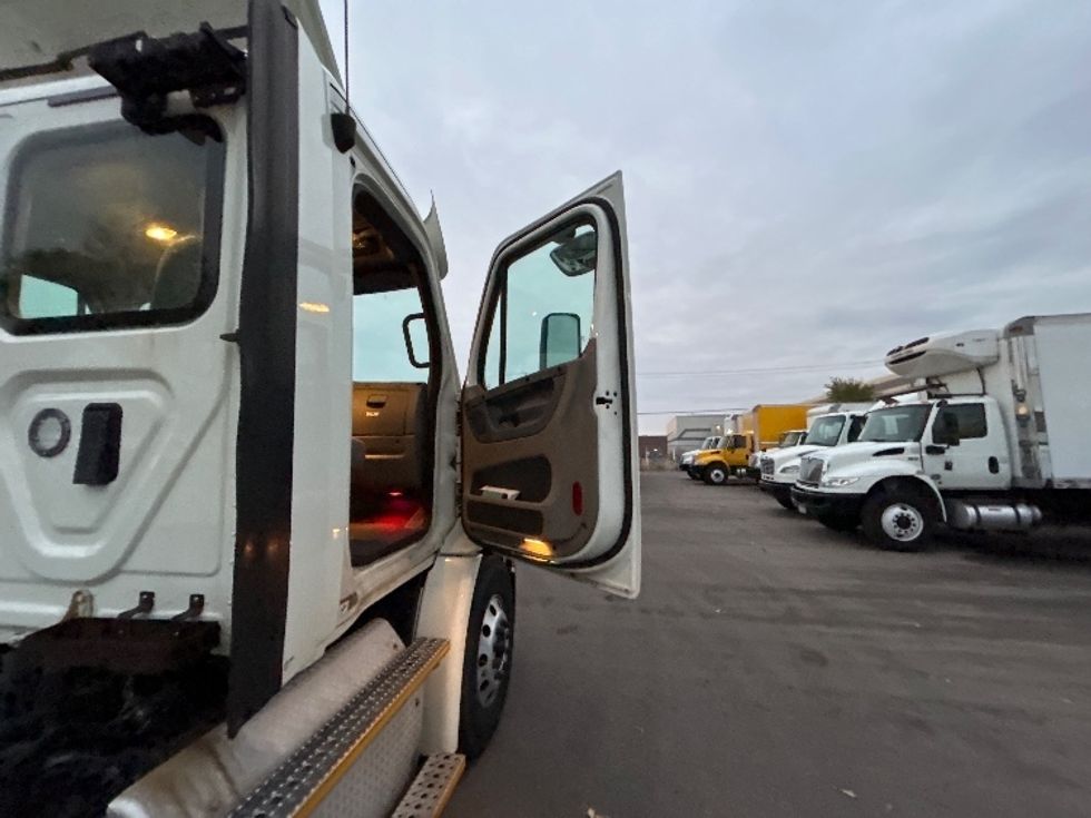 Day Cab Tractor-Heavy Duty Tractors-Freightliner-2017-Cascadia 11342ST-Brooklyn Park-MN-402,601\n\t\tmiles-$ 24,500 - Image 12
