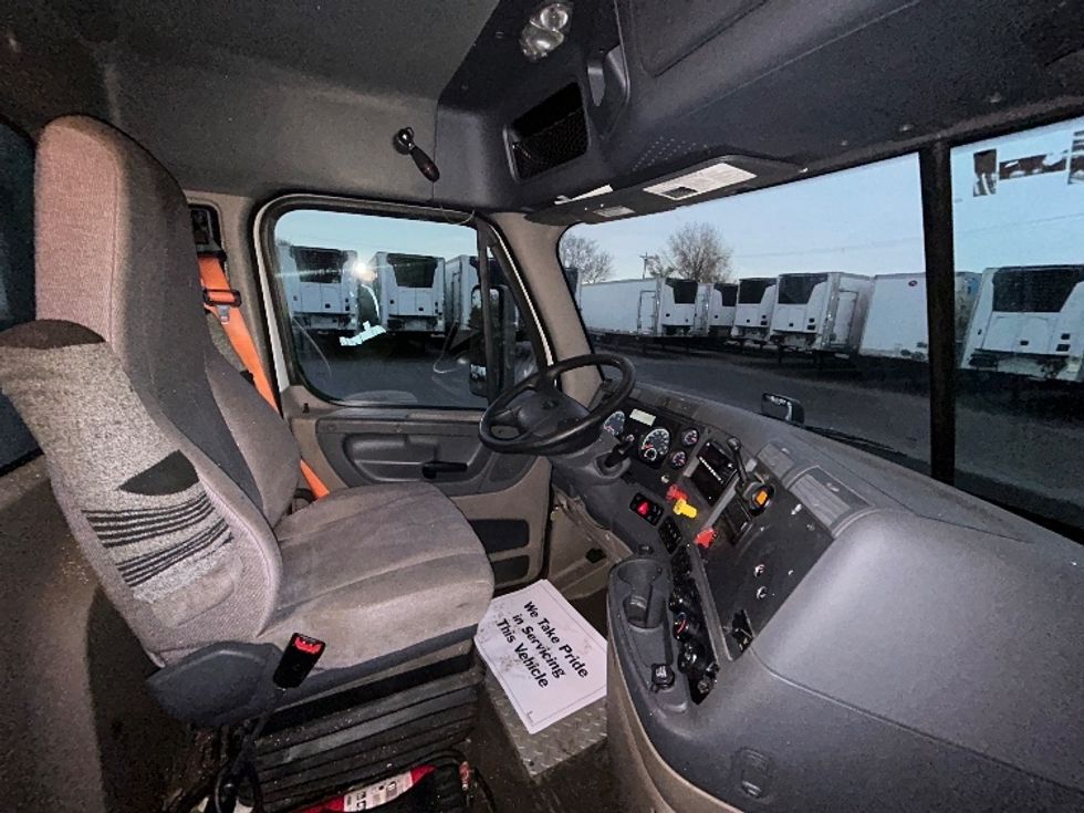 Day Cab Tractor-Heavy Duty Tractors-Freightliner-2017-Cascadia 11342ST-Brooklyn Park-MN-402,601\n\t\tmiles-$ 24,500 - Image 14