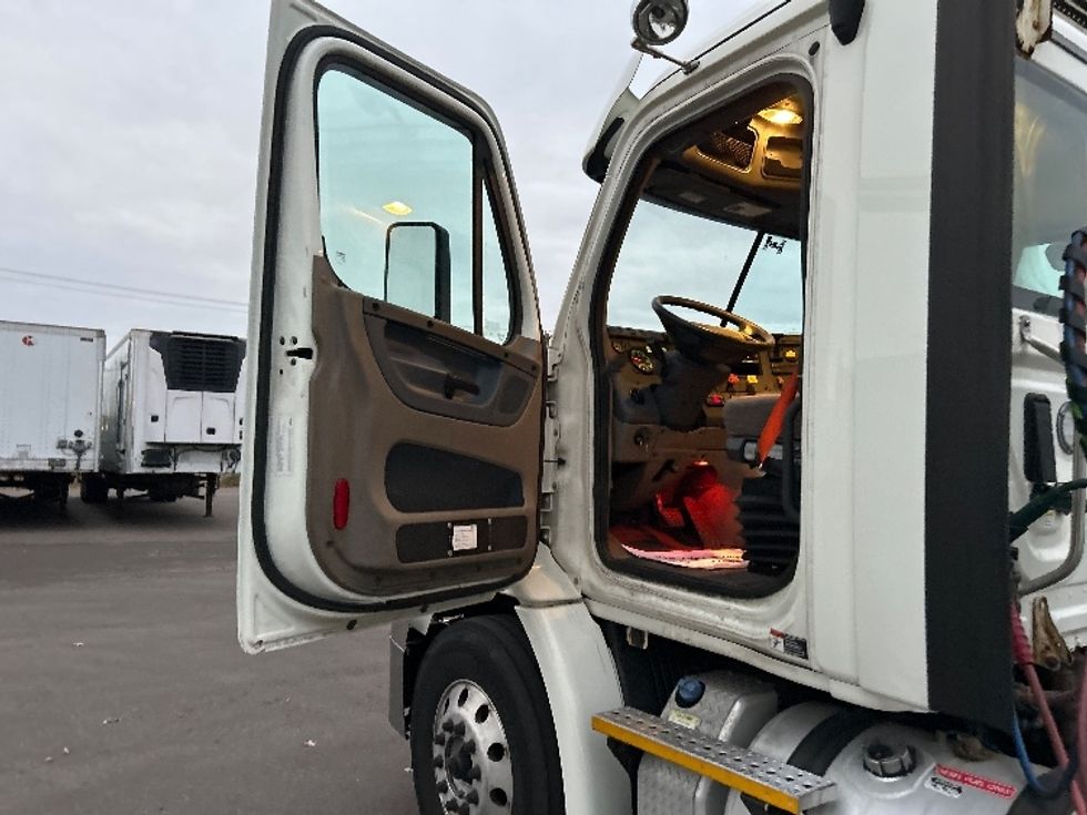 Day Cab Tractor-Heavy Duty Tractors-Freightliner-2017-Cascadia 11342ST-Brooklyn Park-MN-402,601\n\t\tmiles-$ 24,500 - Image 9