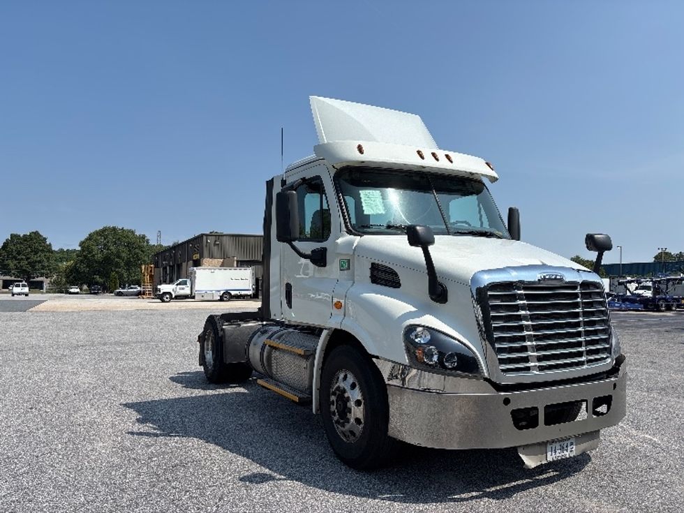 Day Cab Tractor-Heavy Duty Tractors-Freightliner-2017-Cascadia 11342ST-Chesapeake-VA-637,628\n\t\tmiles-$ 19,000 - Image 1