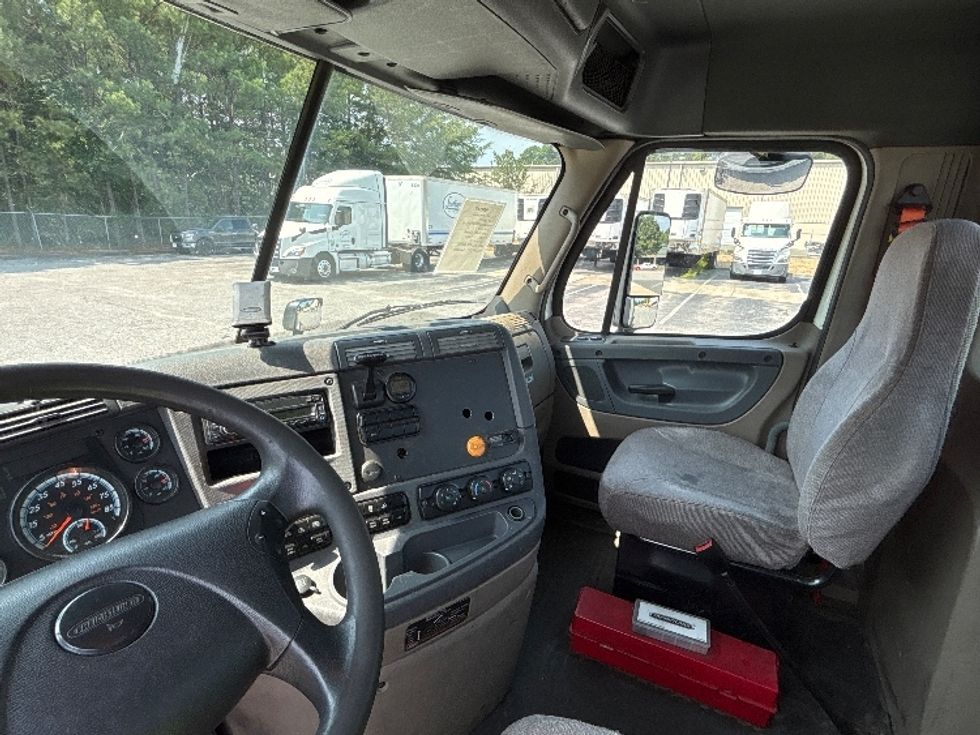 Day Cab Tractor-Heavy Duty Tractors-Freightliner-2017-Cascadia 11342ST-Chesapeake-VA-637,628\n\t\tmiles-$ 19,000 - Image 10