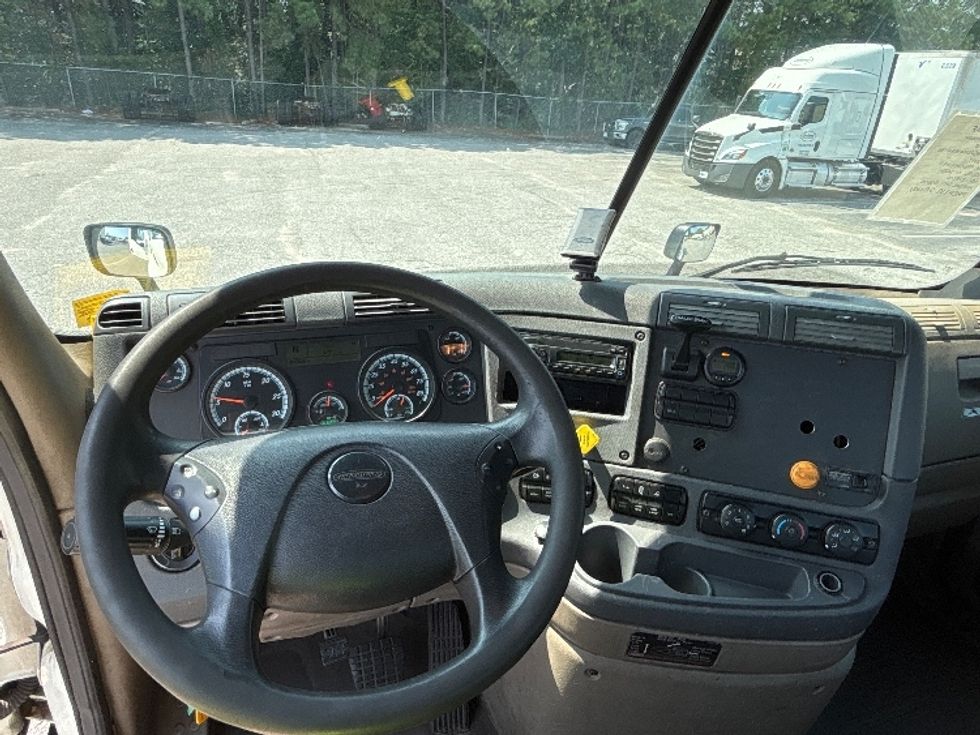 Day Cab Tractor-Heavy Duty Tractors-Freightliner-2017-Cascadia 11342ST-Chesapeake-VA-637,628\n\t\tmiles-$ 19,000 - Image 11
