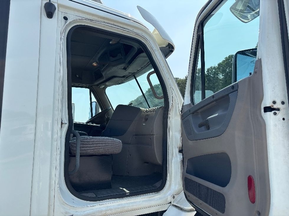 Day Cab Tractor-Heavy Duty Tractors-Freightliner-2017-Cascadia 11342ST-Chesapeake-VA-637,628\n\t\tmiles-$ 19,000 - Image 12